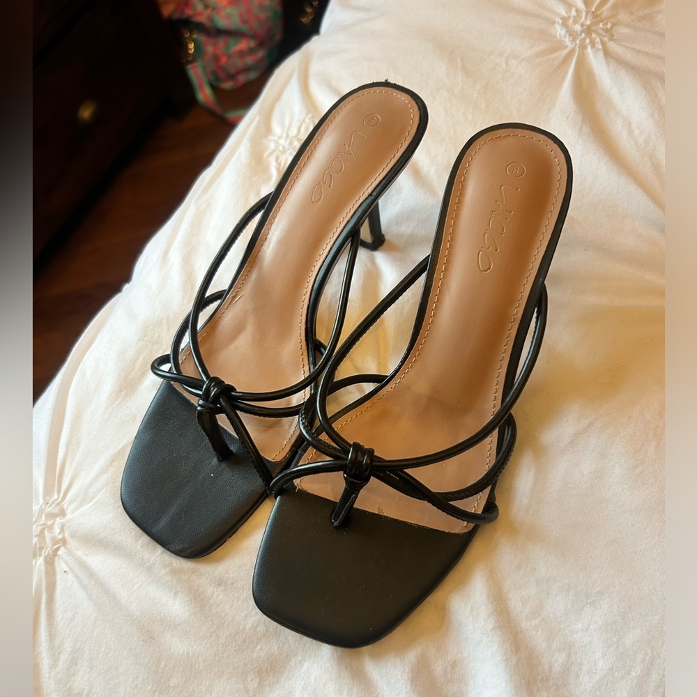 Black high heel shoes between toe.
